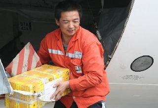 新疆快递员爆料视频播放,揭秘快递行业背后真相  第1张